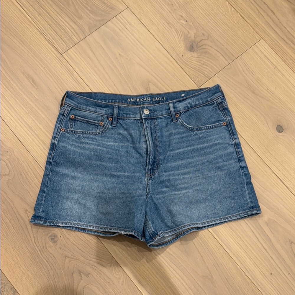 AE Strigid Super High-Waisted
Relaxed Denim Short